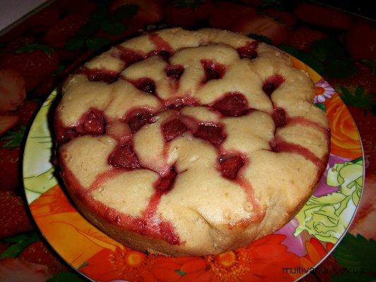 Пиріг з полуницями в мультиварці